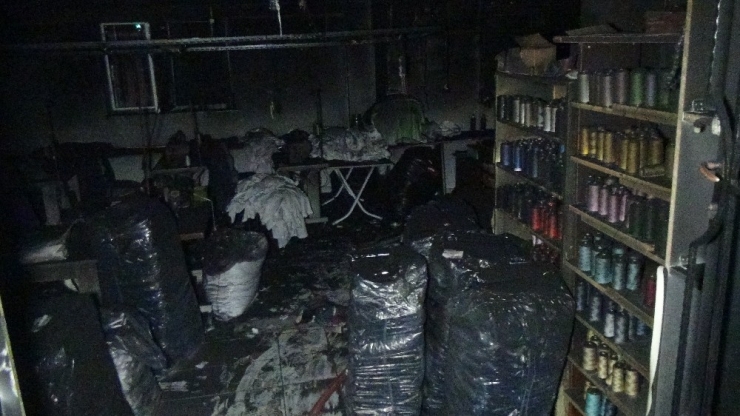 Tekstil Atölyesinde Makineler Ve Malzemeler Yandı