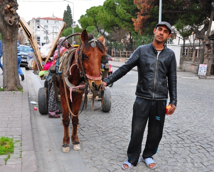 Doğduğundan Beridir At Arabasıyla Kağıt Topluyor