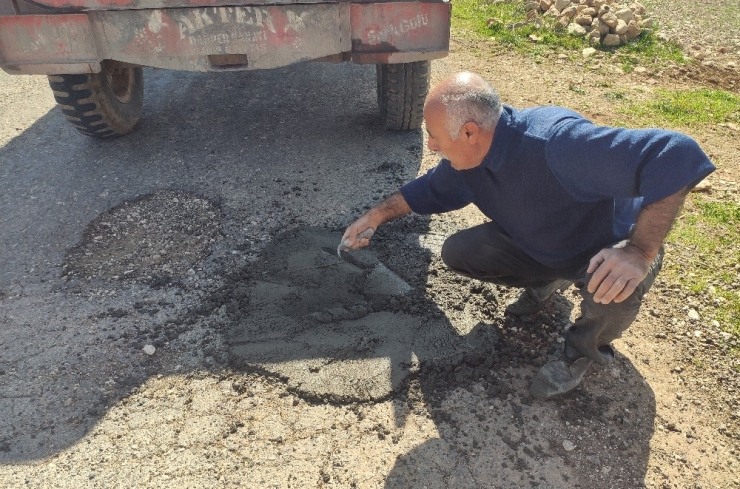 Mazıdağı’nda Muhtar Kendi İmkanlarıyla Köy Yolunu Onardı