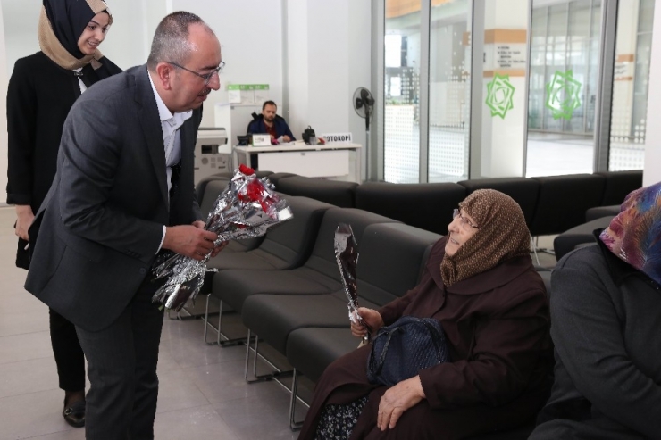 Başkan Kavuş’tan Kadın Personele Karanfil