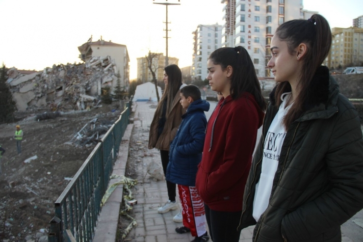 Depremin Evsiz Bıraktığı Sporcu Kardeşler, Yeni Madalyalar İçin Antrenmanı Bırakmıyor