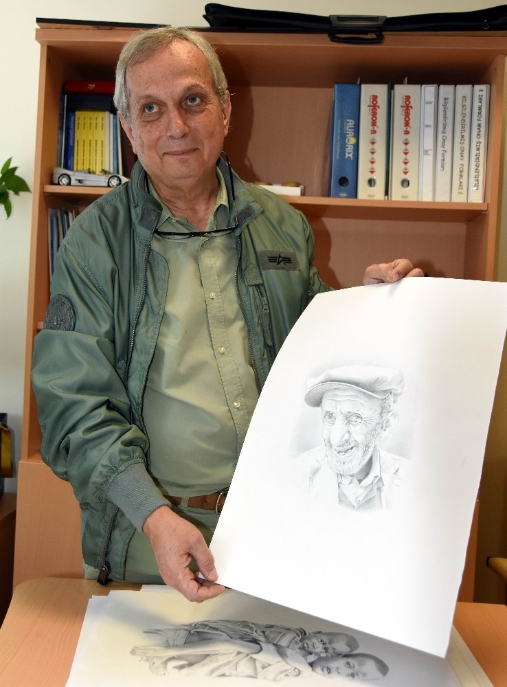 Prof. Dr. Büyükalpelli, Tedavi Ettiği Hastaların Resmini Çiziyor