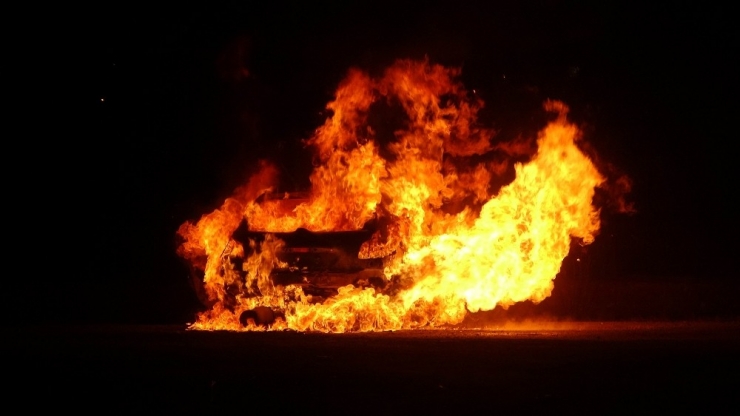 Polisten Kaçarken Kaldırıma Çarpan Otomobil Alev Alev Yandı: 1 Yaralı