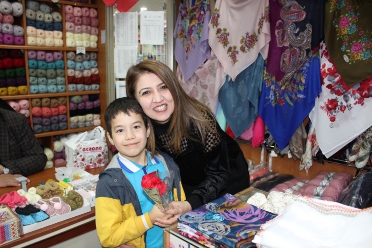 Şehit Ömer Halis Demir, İlkokulu Öğrencileri Kadın Esnafa Karanfil Dağıttı