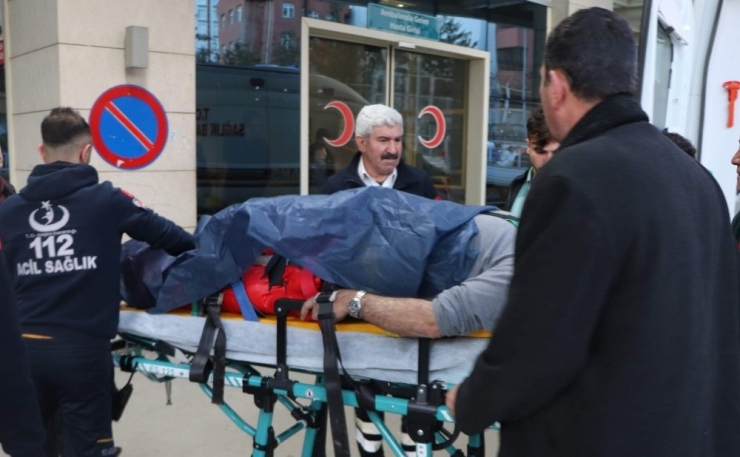 Siirt’te Traktör İle Römork Arasına Sıkışan Bir Kişi Yaralandı