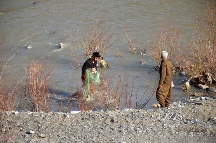 Karlar Eridi, Sular Yükseldi, Balıkçılar Derelere Akın Etti