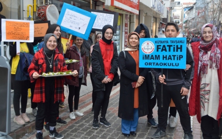 Tavşanlı’da Öğrenciler Sokakta Sigaranın Zararlarını Anlattı