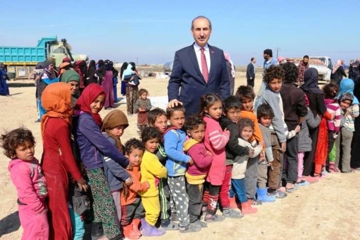 Telabyad’daki Ailelere Gıda Ve Giysi Yardımı