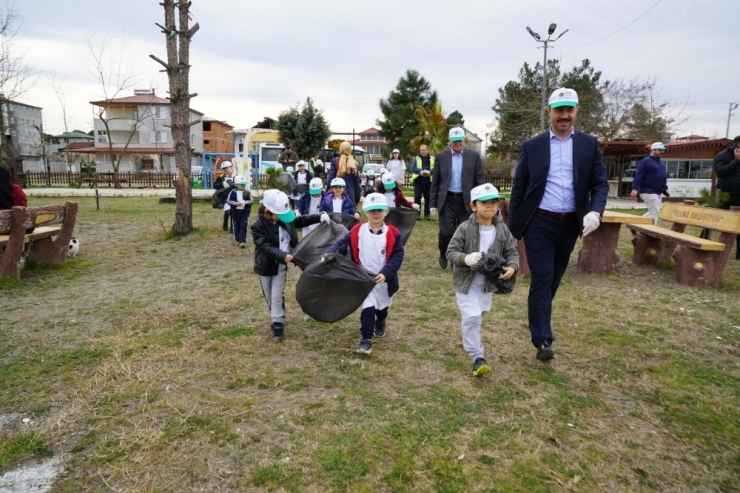 Başkan Kılıç, Miniklerle Sahilde Çöp Topladı