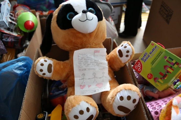 Toplanan Oyuncaklar,depremzede Çocuklara Ulaştı