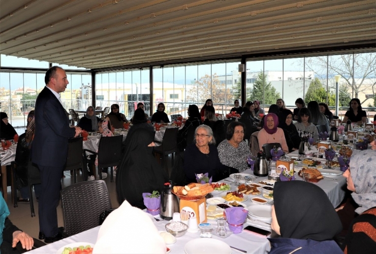 Başkan Akın Kadınları Unutmadı