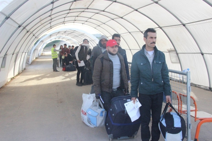 Üç Ayları Yakınlarıyla Geçirmek İsteyen Suriyeliler Ülkelerine Gidiyor