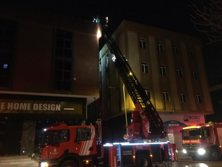Ümraniye’de Mobilya Mağazasının Çatı Katında Yangın