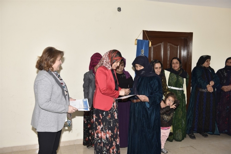 Okuma Yazma Kursunu Tamamlayan Kadınlara Sertifikaları Verildi