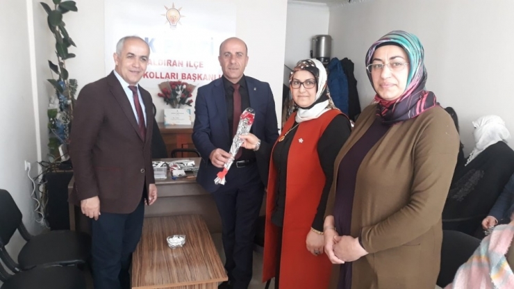 Başkan Ensari’den Kadınlara Gül