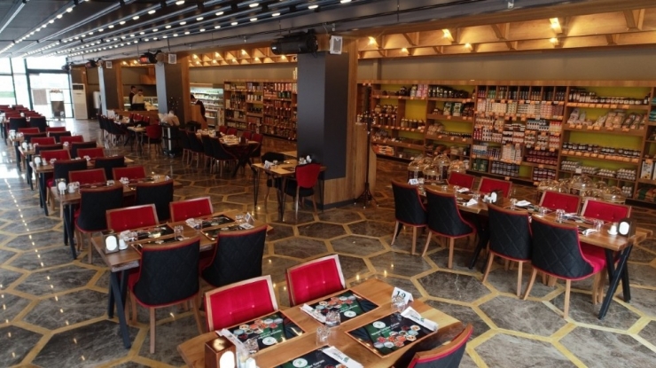 Yöresel Ürünler Çarşısında İnceleme