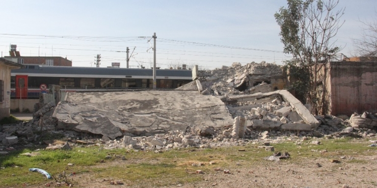 Metruk Bina Gece Yarısı Yıkıldı