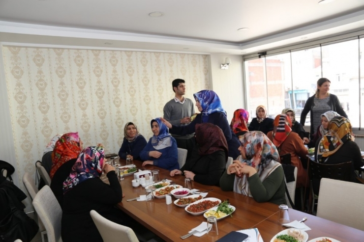 Belediyenin Kadın Çalışanları Yemekte Buluştu