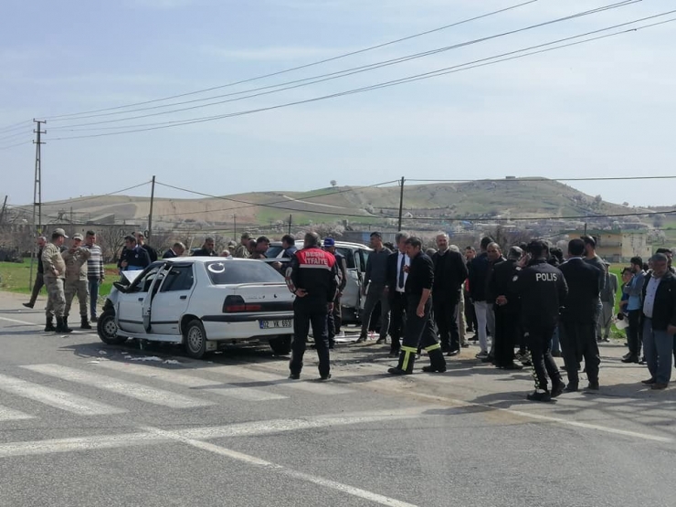 İki Otomobil Çarpıştı: 3 Yaralı