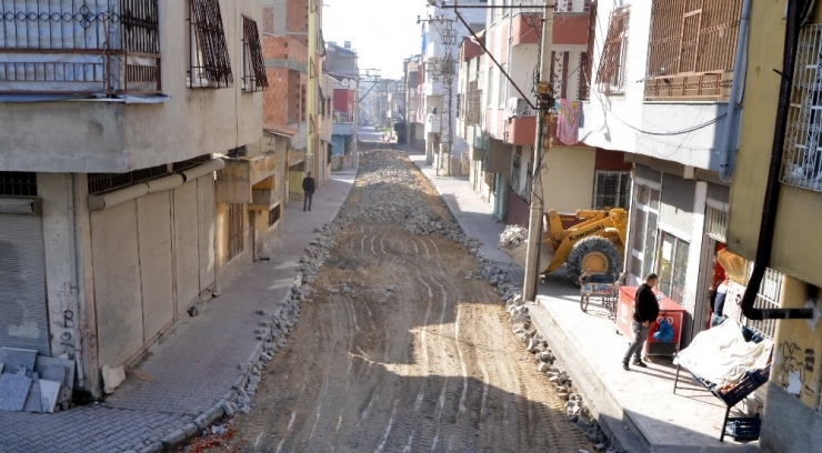 Akdeniz’de Asfalt, Kaldırım Ve Yol Açma Çalışmaları Sürüyor