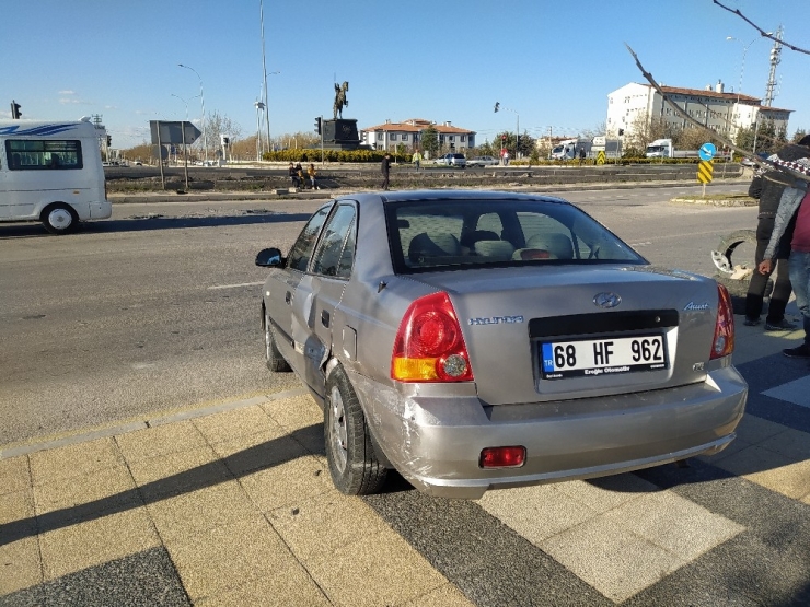 Aksaray’da 2 Otomobil Çarpıştı: 1 Yaralı