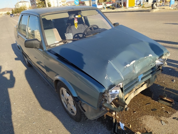 Aksaray’da 2 Otomobil Çarpıştı: 1 Yaralı