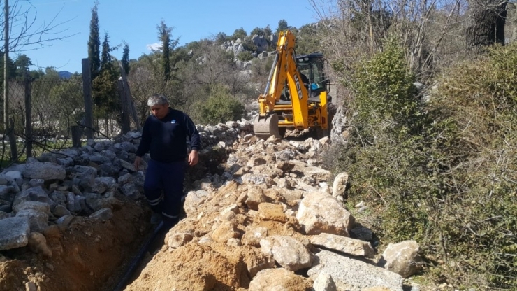 Akseki Mahmutlar’da 30 Yıllık Su Boruları Yenilendi