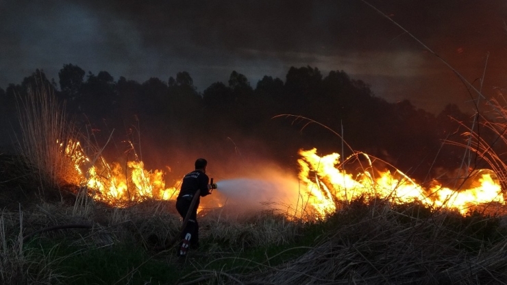 Alevler Metrelerce Yükseldi, Güvenlik Kulübeleri Forkliftle Taşındı