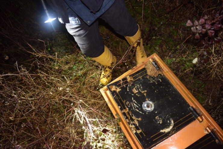 Güvenlik Görevlilerini Bağlayıp 2 Buçuk Milyonluk Soygun Yaptılar