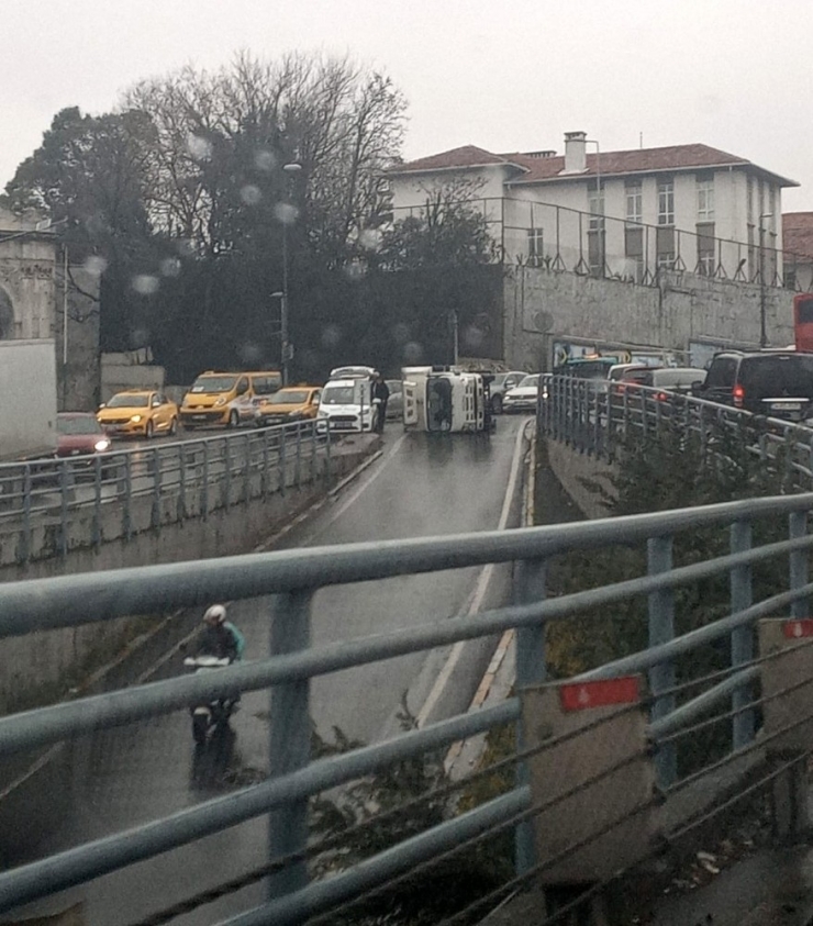 Atatürk Köprüsü Girişinde Kamyonet Devrildi