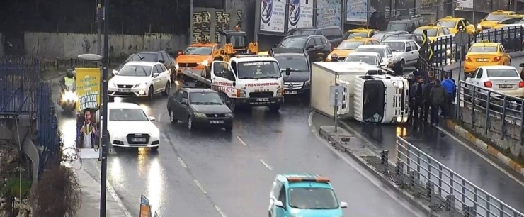 Atatürk Köprüsü Girişinde Kamyonet Devrildi