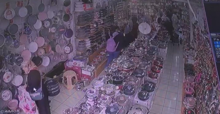Mağazadan Tavayı Kaş Ve Göz Arasında Böyle Çaldı