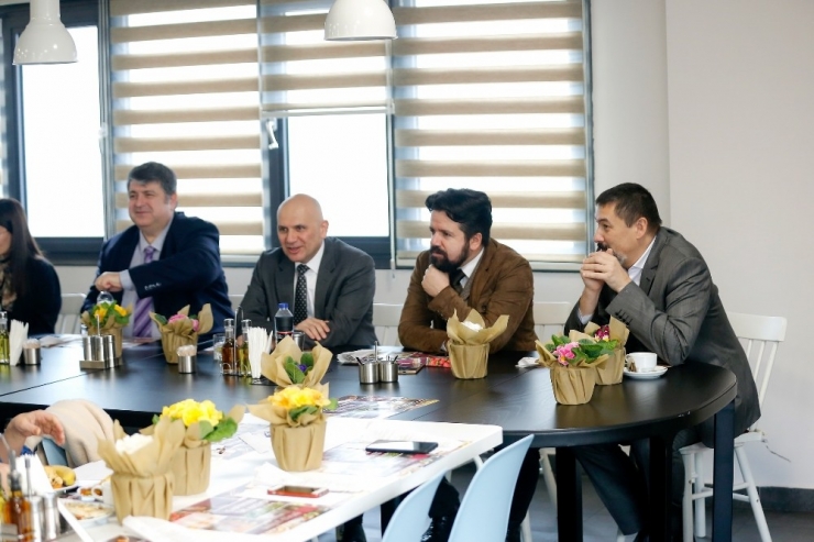 Best Kadın Çalışanlarını Unutmadı