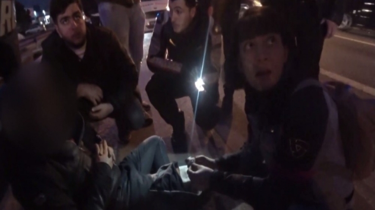 Basın Ekspres’te Yaralı Sürücüye Motosikletli Hemşireden Müdahale Kamerada