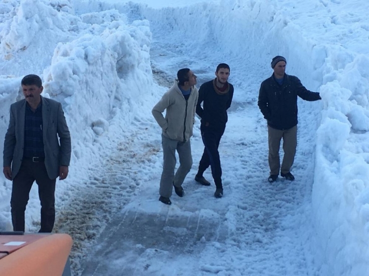 Kozluk’ta Kardan Kapanan Köy Yolları Ulaşıma Açıldı