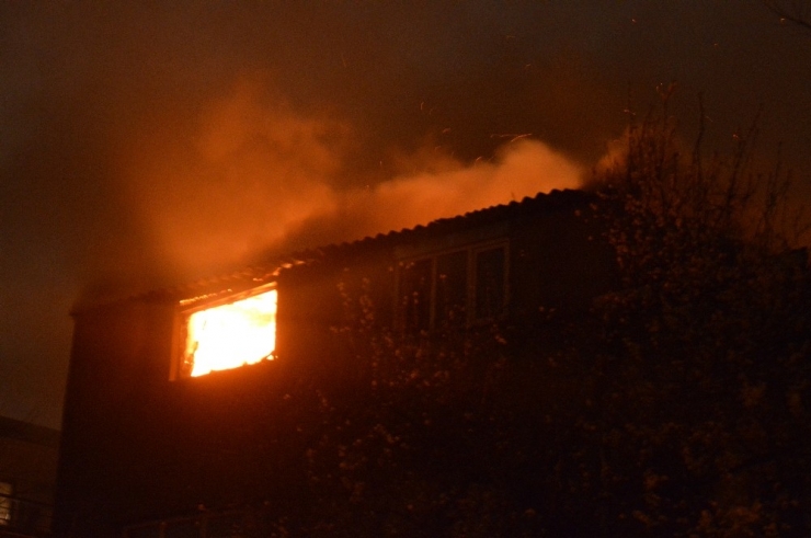 Beyoğlu’nda 5 Katlı Binanın En Üst Katı Alev Alev Yandı