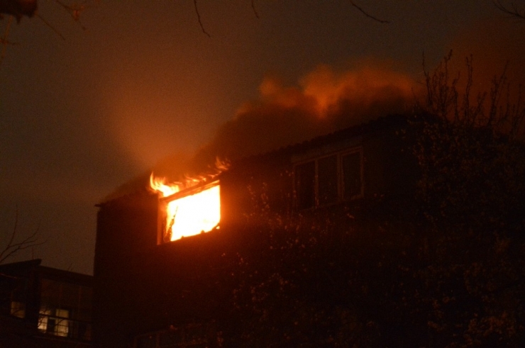 Beyoğlu’nda 5 Katlı Binanın En Üst Katı Alev Alev Yandı