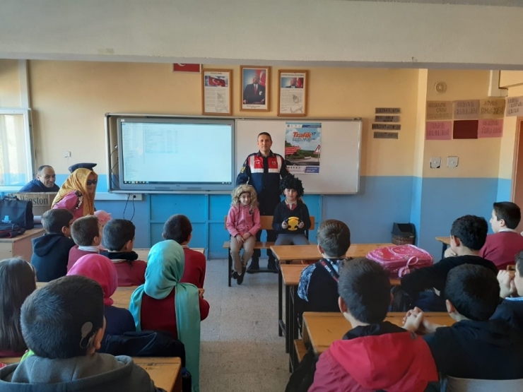 Trafik Dedektifi Öğrencilerden Mehmetçik’e Asker Selamı