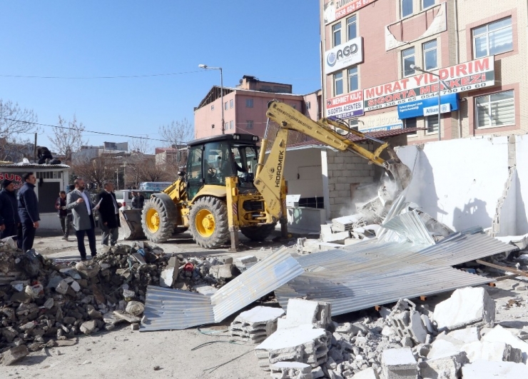 Van’daki Tekel Binasının Arkasındaki Eklentiler Yıktırıldı