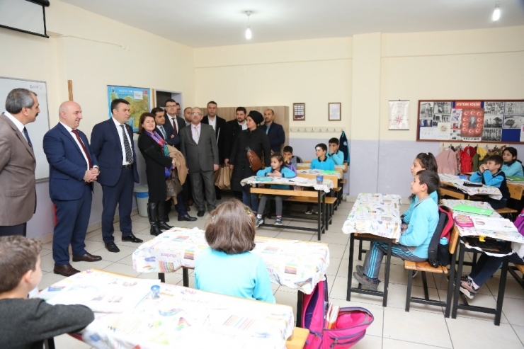 Başkan Bıyık, Kaza Geçiren Öğrencileri Sınıfta Ziyaret Etti