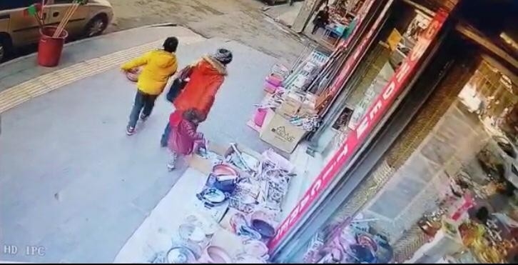 Tencereyi Gözüne Kestirdi, Çocuğa Çaldırttı