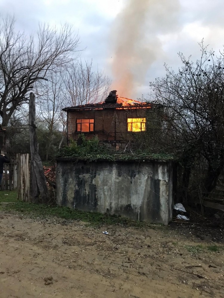 İki Katlı Ahşap Ev Alevlere Teslim Oldu