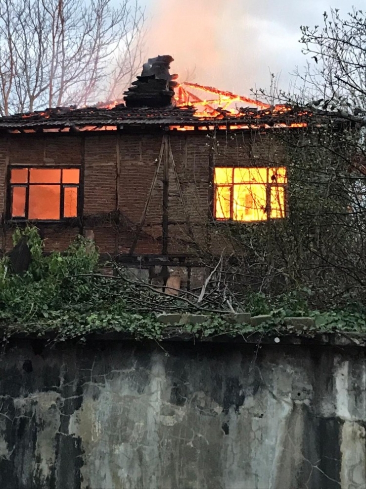 İki Katlı Ahşap Ev Alevlere Teslim Oldu