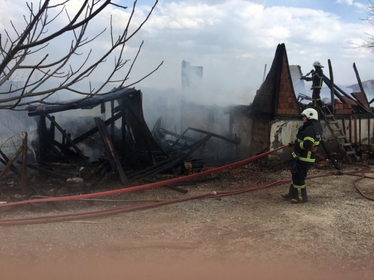 Ordu’da Bir Ev İle Ahır Alevlere Teslim Oldu