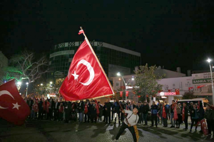 Edremit Tek Yürek Oldu