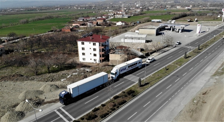 Tırlarla Köylere Ulaşılıyor, Depremzedelerin Yaraları Sarılıyor