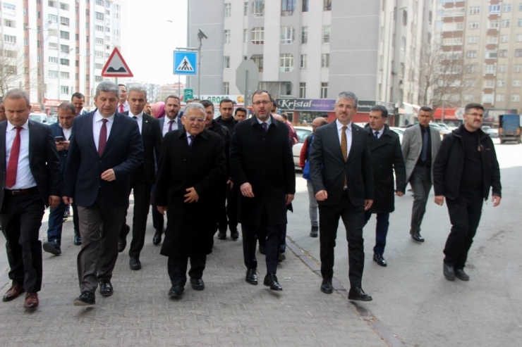 Bakan Kasapoğlu Çocuklara Kitap Ve Top Hediye Etti