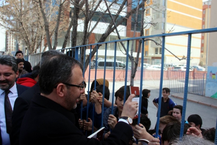 Bakan Kasapoğlu Çocuklara Kitap Ve Top Hediye Etti