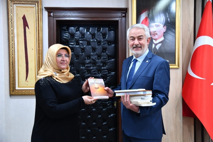 Ispartalı Yazarlar Kendilerine Ayrılan Stantta İmza Günü Düzenledi