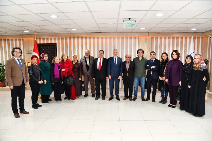 Ispartalı Yazarlar Kendilerine Ayrılan Stantta İmza Günü Düzenledi